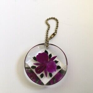 Resin Revival: Vintage Floral Keychain with a Touch of Whimsy!